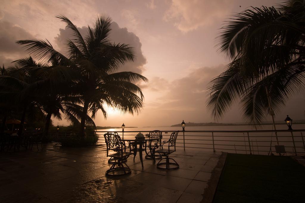 Deltin Palms Riverfront Panaji Exterior foto